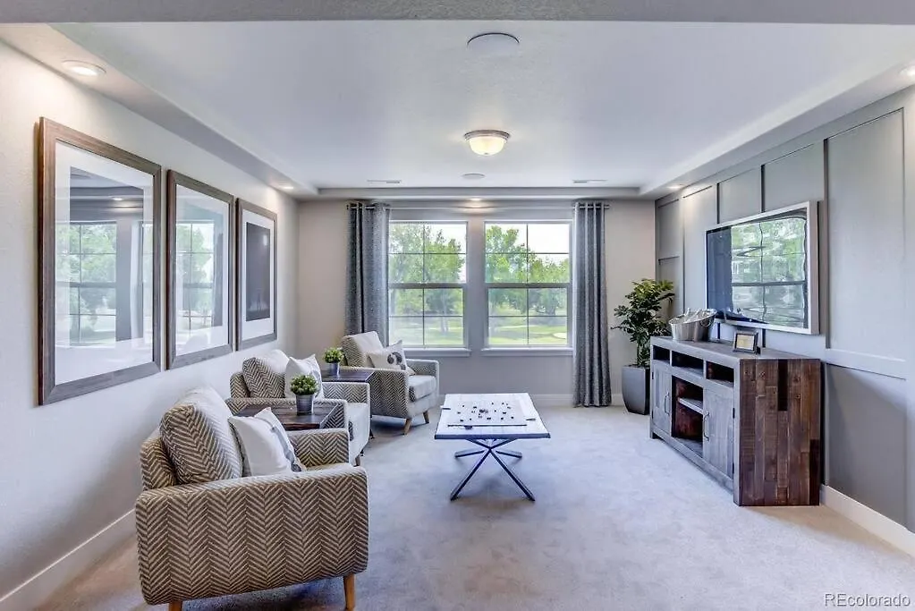 Stunning Golf Course View In Denver